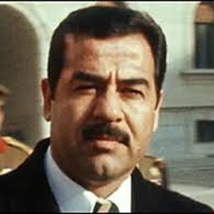 «صدام حسین» در حال بازدید از یک خانواده کشاورز/ عکس