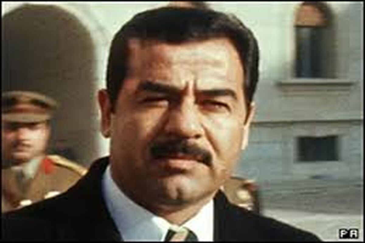 «صدام حسین» در حال بازدید از یک خانواده کشاورز/ عکس