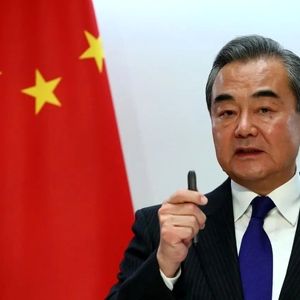 وزیر خارجه چین: ترمز جنگ علیه ایران را بکشید