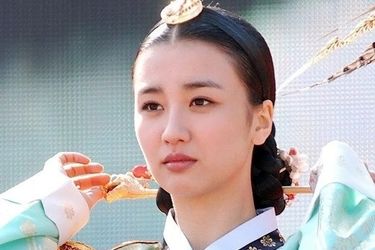  «ملکه اینهیون» (سریال دونگ‌یی) در یک مراسم/ عکس