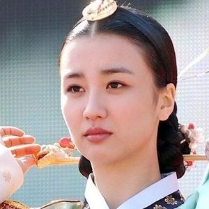  «ملکه اینهیون» (سریال دونگ‌یی) در یک مراسم/ عکس