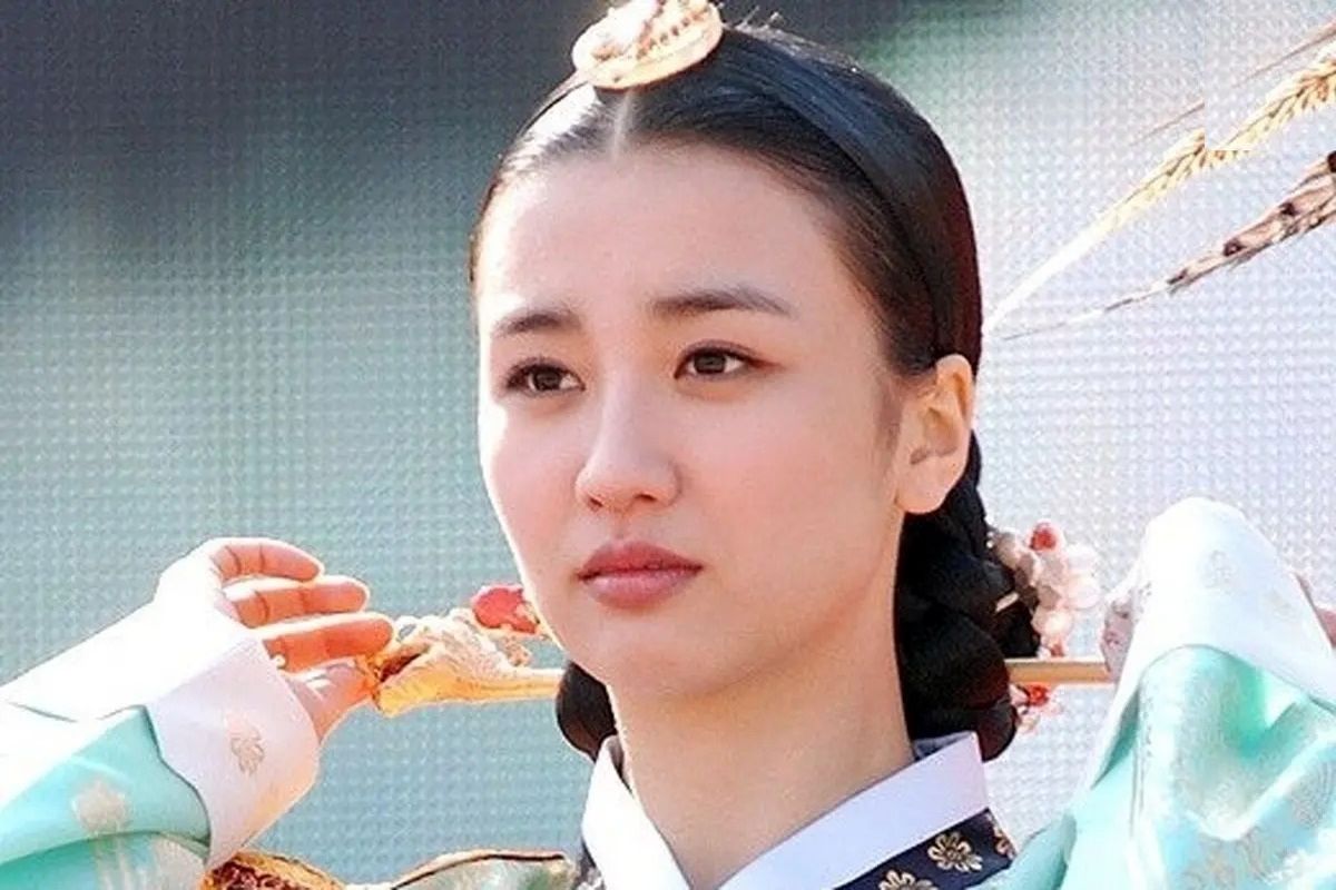  «ملکه اینهیون» (سریال دونگ‌یی) در یک مراسم/ عکس