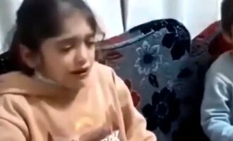 بازداشت مادری که فیلم خوراندن فلفل تند به فرزندانش را پخش کرد/ ویدئو