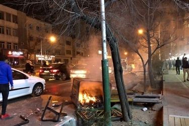 شعله‌های اعتراض در اراک؛ مأمور یگان ویژه سوخت/ ویدئو