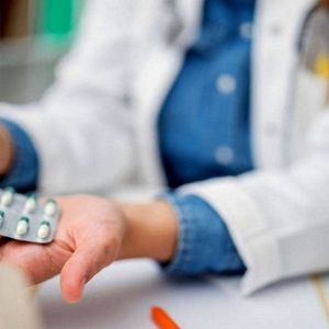 داروهای مسکّن گرانتر، داروهای خاص نایاب‌تر/ کمیسیون بهداشت: ناهماهنگی‌ها قیمت دارو را افزایش داد!