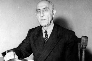  «محمد مصدق» در کنار آیت الله کاشانی/ عکس