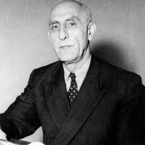  «محمد مصدق» در کنار آیت الله کاشانی/ عکس