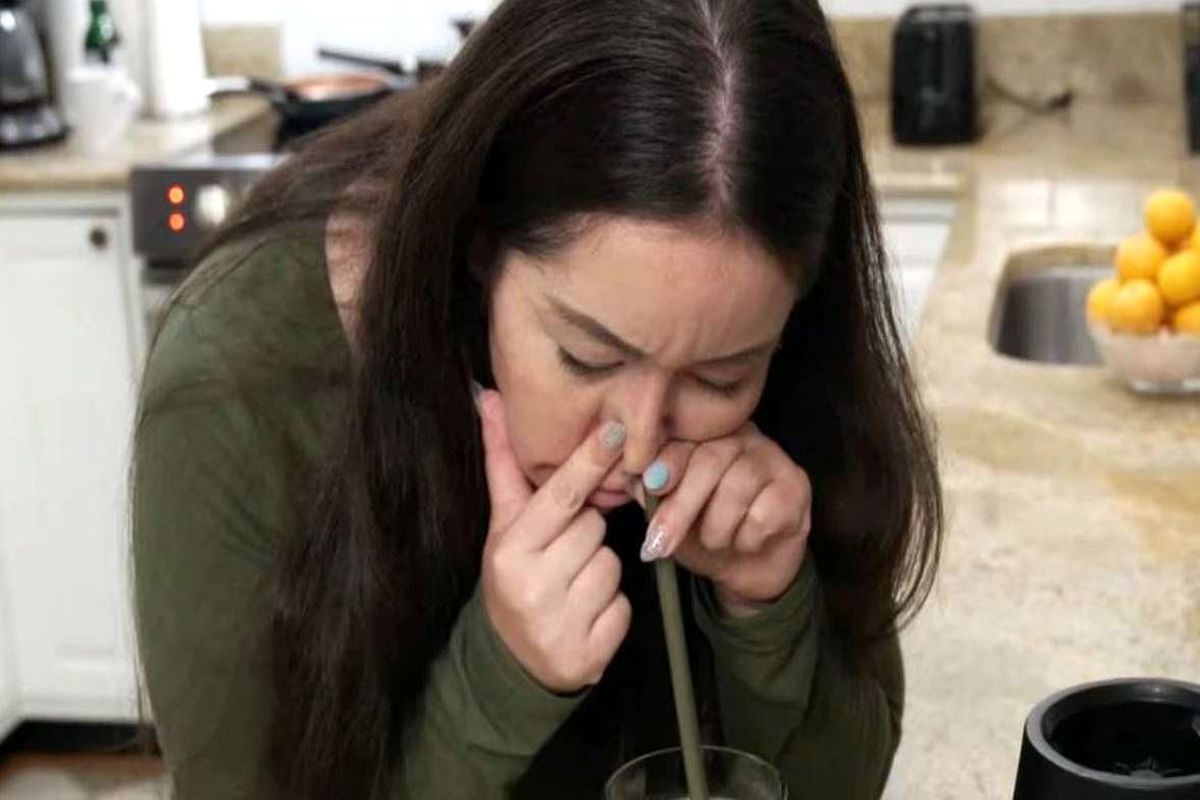  جنجال زنی که از طریق دماغ غذا می‌خورد