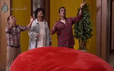 لحظه سقوط علی صادقی وسط شوی تلویزیونی!
