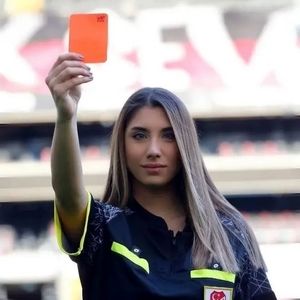 جنجال یک رسوایی منشوری در زمین فوتبال/ مسیر غیرمنتظره یک داور زن 