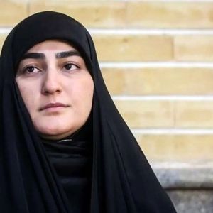 زینب سلیمانی در حال گفتگو با عموی همسرش/ عکس