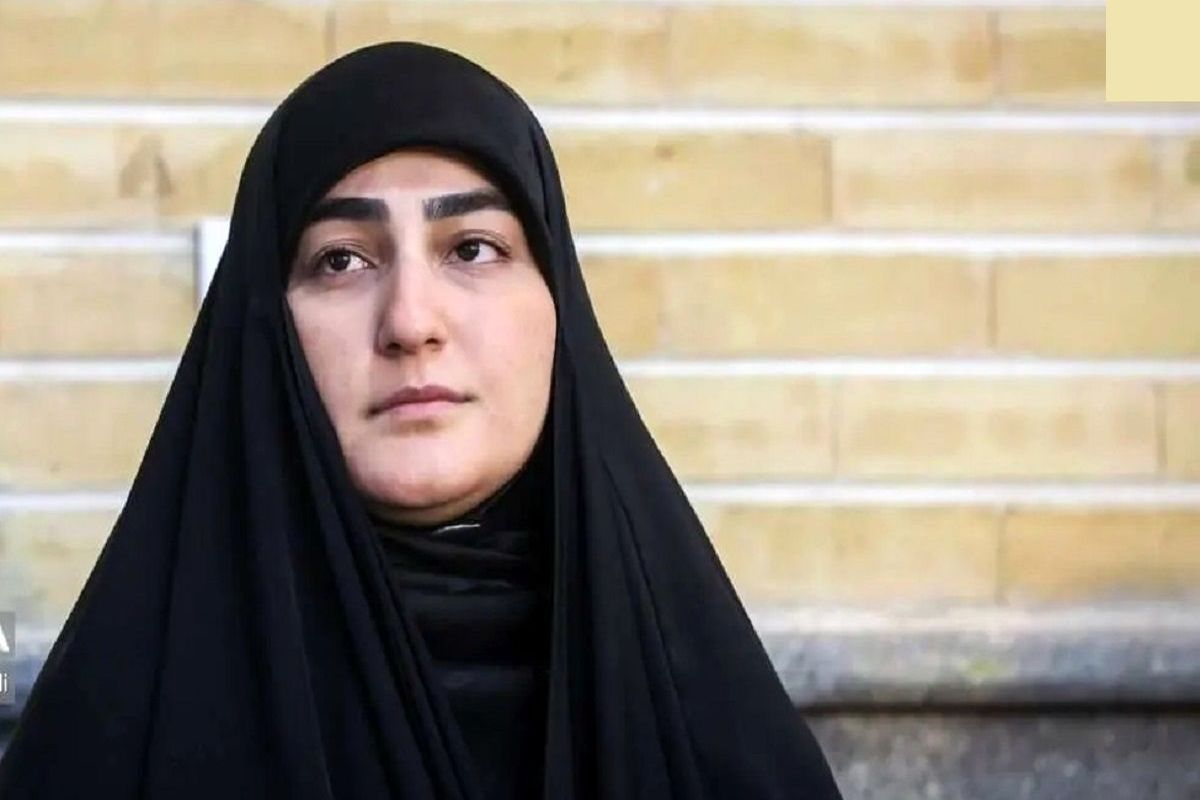 زینب سلیمانی در حال گفتگو با عموی همسرش/ عکس