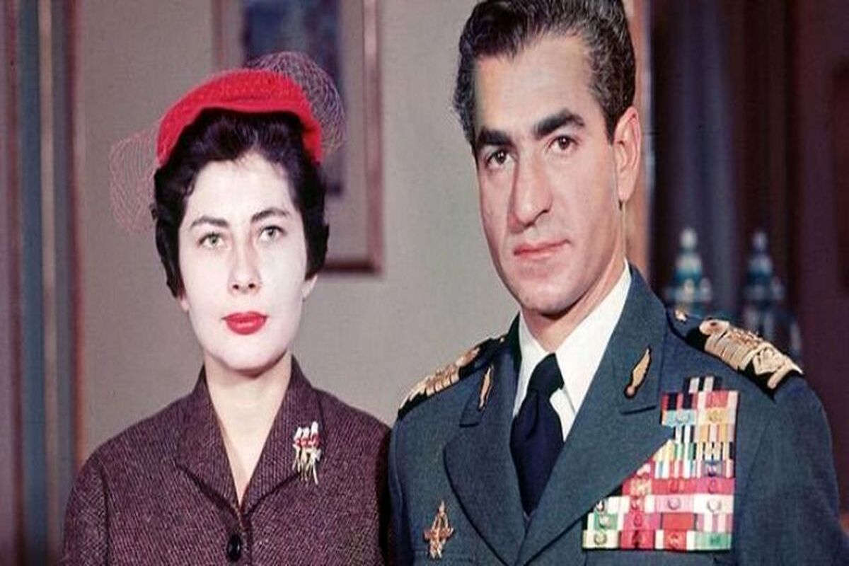 «محمدرضا پهلوی» در حال روشن کردن سیگار «ثریا» روی دوچرخه/ عکس