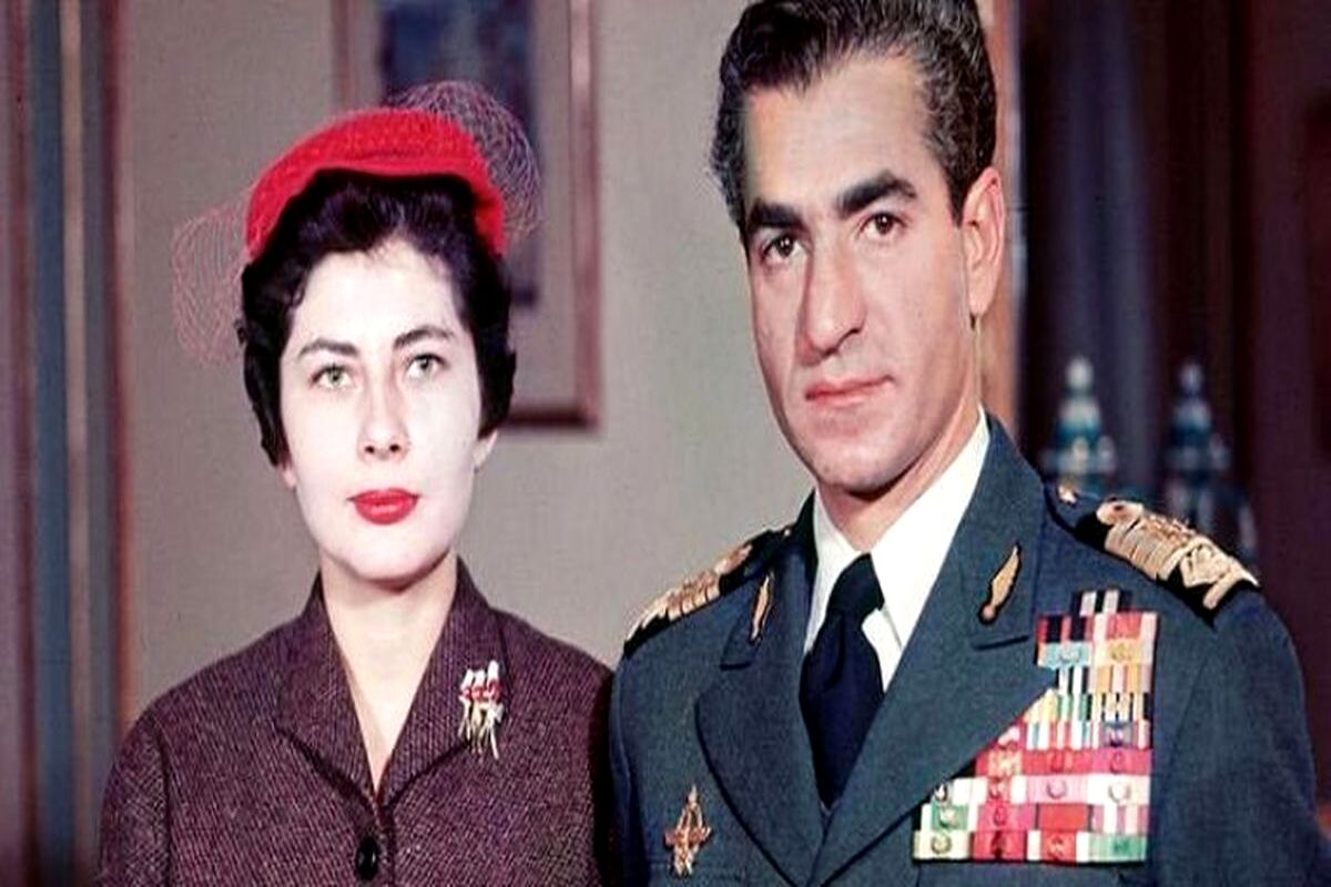 «محمدرضا پهلوی» در حال روشن کردن سیگار «ثریا» روی دوچرخه/ عکس