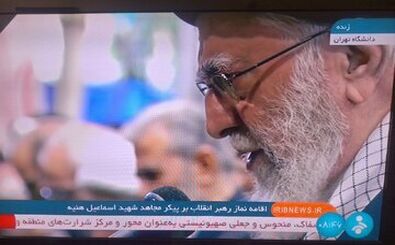 عکسی از اقامه نماز رهبر انقلاب بر پیکر شهید اسماعیل هنیه