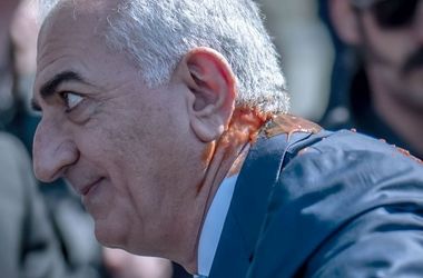 تصاویری از حمله به رضا پهلوی با سس قرمز/ ویدئو