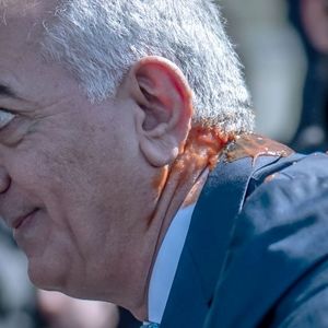 تصاویری از حمله به رضا پهلوی با سس قرمز/ ویدئو