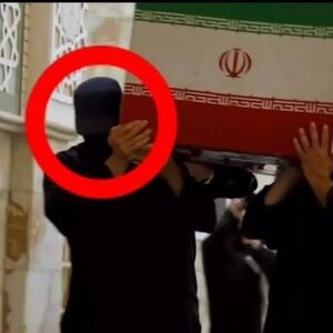 هویت فرد مرموز روز تشییع رهبر انقلاب مشخص شد/ ویدئو