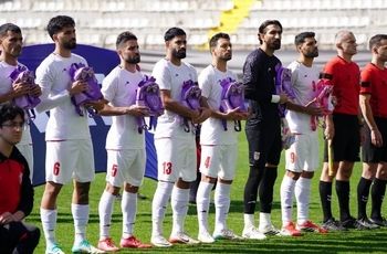 حضور نمادین بازیکنان تیم ملی فوتبال مقابل نیجریه با کوله پشتی مدرسه