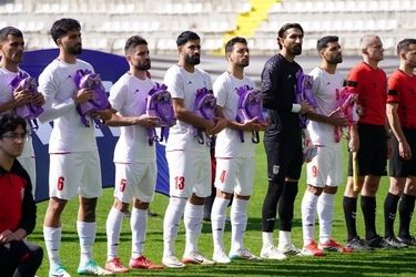 حضور نمادین بازیکنان تیم ملی فوتبال مقابل نیجریه با کوله پشتی مدرسه