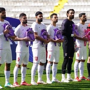 حضور نمادین بازیکنان تیم ملی فوتبال مقابل نیجریه با کوله پشتی مدرسه