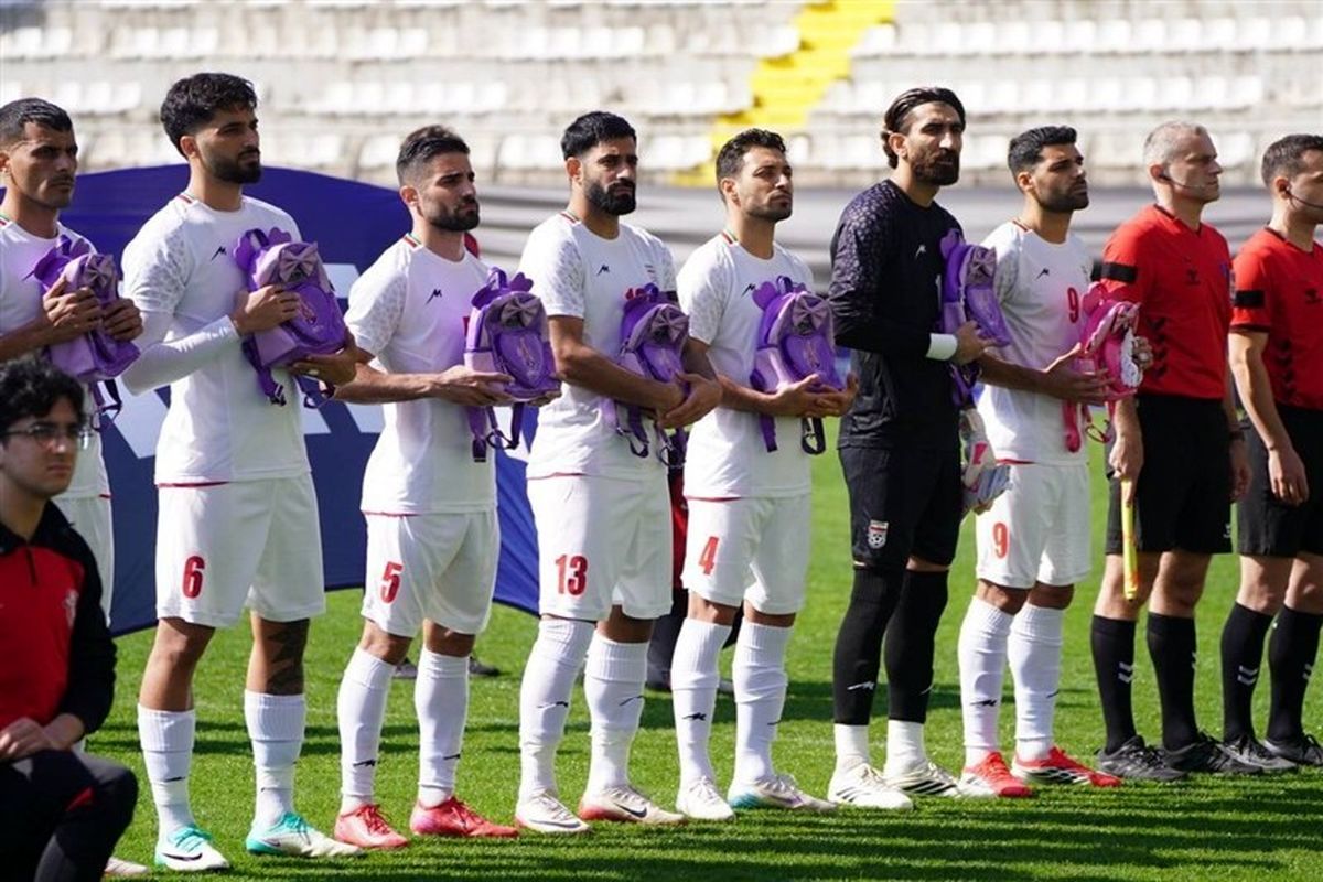 حضور نمادین بازیکنان تیم ملی فوتبال مقابل نیجریه با کوله پشتی مدرسه