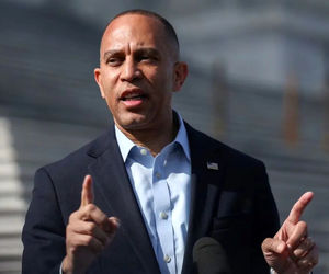 رهبر دموکرات‌ها خواستار تغییر رژیم در آمریکا شد