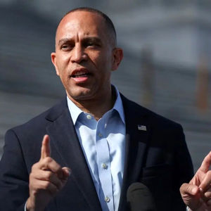 رهبر دموکرات‌ها خواستار تغییر رژیم در آمریکا شد