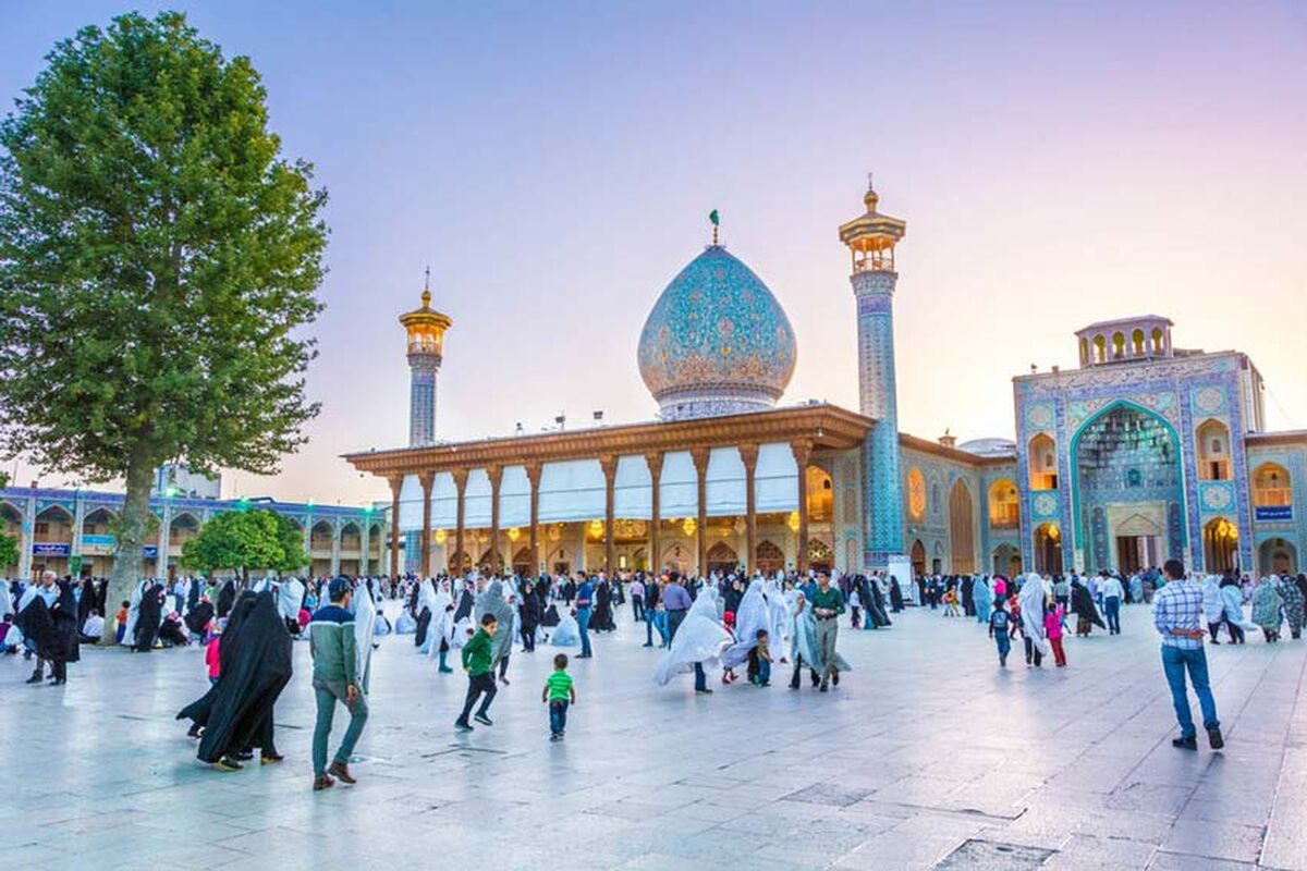بازیگر زن هالیوودی با چادر در صحن شاهچراغ/ عکس
