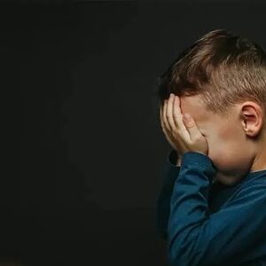 فیلم لحظه آزادی پسربچه‌ای از شکنجه گاه پدرش