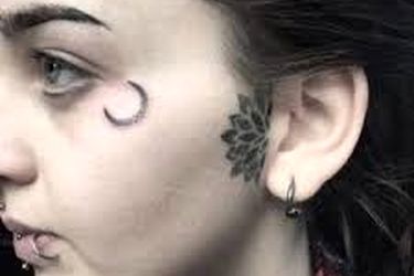 زن محجبه با تتوهای صورت در تلویزیون خبرساز شد/ ویدئو