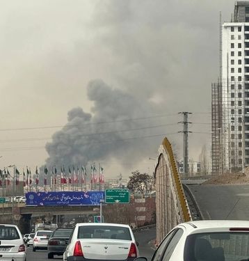 تصاویری از آتش‌سوزی گسترده در غرب تهران/ ویدئو