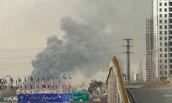 تصاویری از آتش‌سوزی گسترده در غرب تهران/ ویدئو