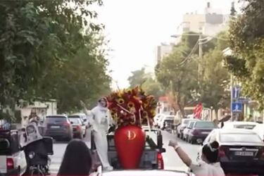 سورپرایز عروس برای مادرشوهرش در خیابان‌های نازی‌آباد!