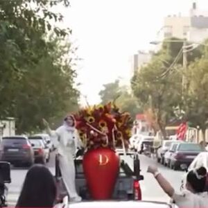 سورپرایز عروس برای مادرشوهرش در خیابان‌های نازی‌آباد!