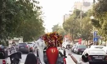 سورپرایز عروس برای مادرشوهرش در خیابان‌های نازی‌آباد!