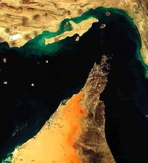 یک کشتی باری در نزدیکی تنگه هرمز هدف پرتابه ناشناس قرار گرفت