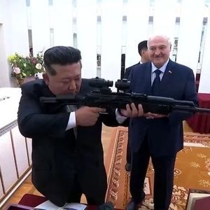 ذوق زدگی کیم جون اون از هدیه متفاوت/ یک تفنگ خودکار برای روز مبادا