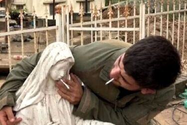 توهین دوباره اسرائیلی ها به مسیحیان/ سیگار کشیدن با مریم مقدس