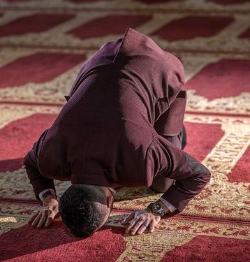 آیا نماز معتاد قبول است؟ (بررسی دیدگاه قرآن، احادیث و مراجع تقلید)
