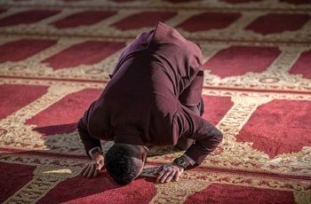 آیا نماز معتاد قبول است؟ (بررسی دیدگاه قرآن، احادیث و مراجع تقلید)