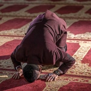 آیا نماز معتاد قبول است؟ (بررسی دیدگاه قرآن، احادیث و مراجع تقلید)