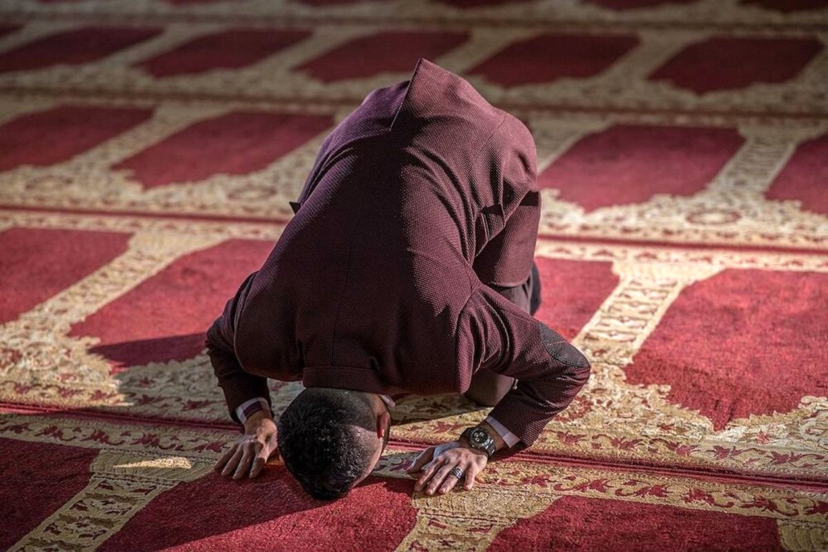 آیا نماز معتاد قبول است؟ (بررسی دیدگاه قرآن، احادیث و مراجع تقلید)