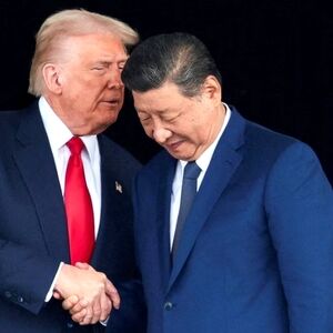 ترامپ و شی جین پینگ با زیرپیراهنی در خیابان‌های پکن!/ ویدئو