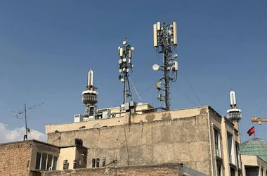 رقص عجیب و پرخطر یک جوان ایرانی بر فراز دکل مخابراتی!