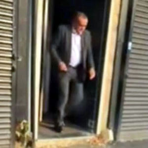 تصویر جنجالی رئیس پلیس هنگام خروج از فاحشه‌خانه