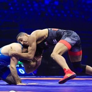 آبگوشت خوری کشتیگیران در ظهر جمعه ورزشگاه آزادی/ عکس