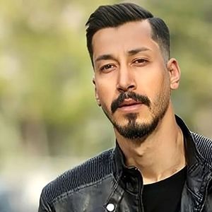 حضور بهرام افشاری در مراسم یکی از جانباختگان دی ماه/ عکس