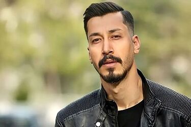 استایل بهرام افشاری در مراسم تشییع اکبر عبدی/ عکس