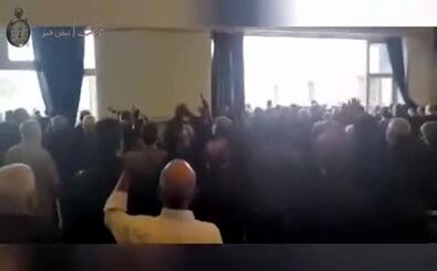 شعار تند در نماز جمعه تهران علیه ظریف: ظریف گورتو گم کن!
